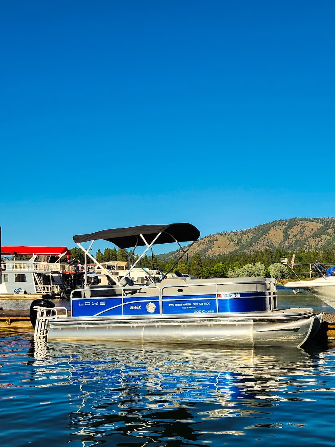 Otter pontoon boat on Lake Roosevelt